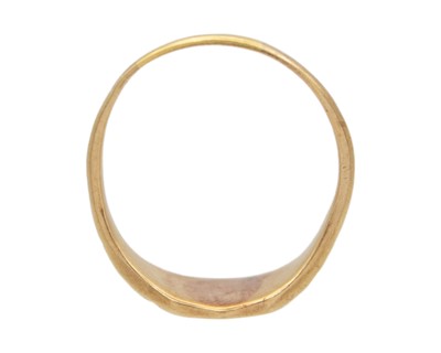 Lot 29 - A 9k (tested) lady's signet ring.