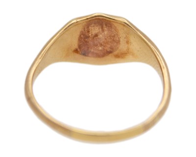 Lot 29 - A 9k (tested) lady's signet ring.