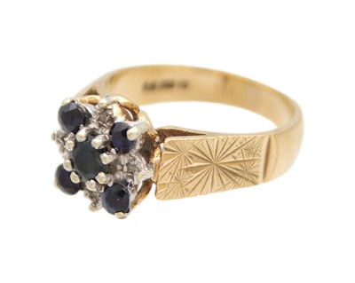 Lot 32 - A 9k blue sapphire and diamond set cluster ring.