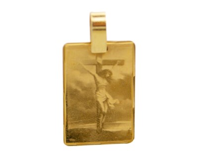 Lot 50 - An 18k pendant, etched with Christ on the cross.