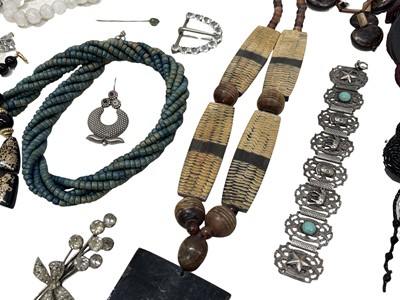 Lot 76 - An assortment of costume jewellery, including...