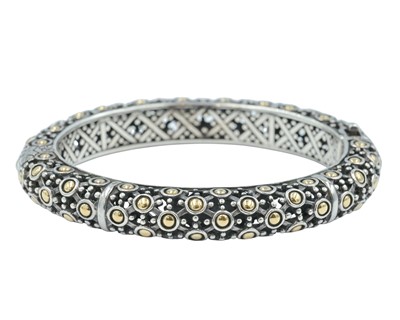 Lot 106 - JOHN HARDY - A heavy 925 silver and 18k hinged bangle, within original box.