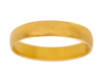 Lot 102 - A 22k hallmarked gold band ring.