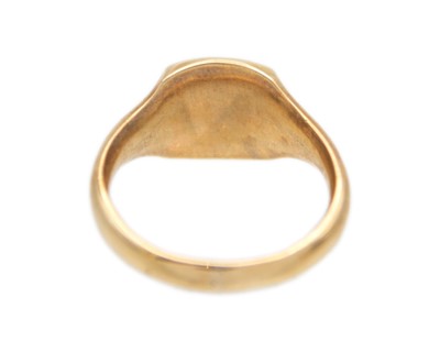 Lot 46 - A heavy 9k hallmarked gold gentleman's signet ring.