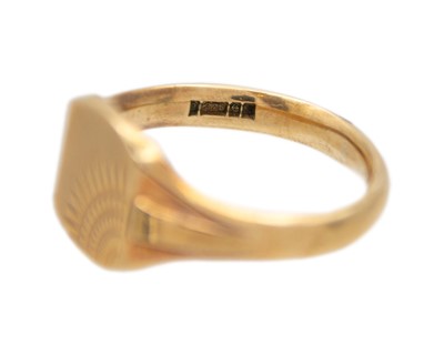 Lot 46 - A heavy 9k hallmarked gold gentleman's signet ring.