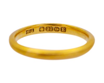 Lot 19 - A 22k hallmarked gold band ring.