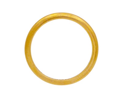 Lot 19 - A 22k hallmarked gold band ring.