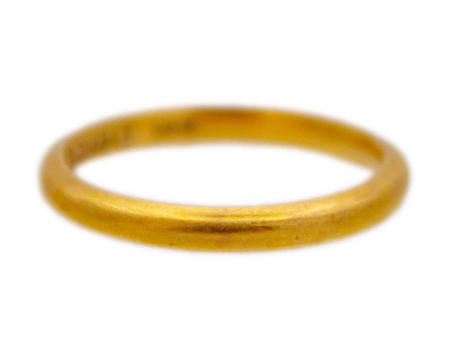 Lot 19 - A 22k hallmarked gold band ring.