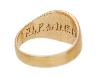 Lot 20 - An 18k hallmarked gold gentleman's signet ring.