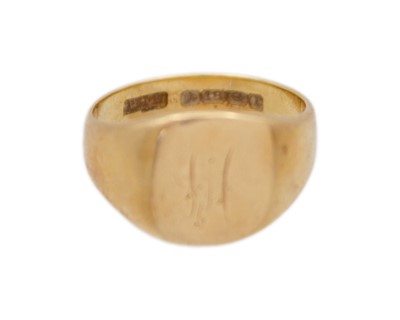 Lot 20 - An 18k hallmarked gold gentleman's signet ring.