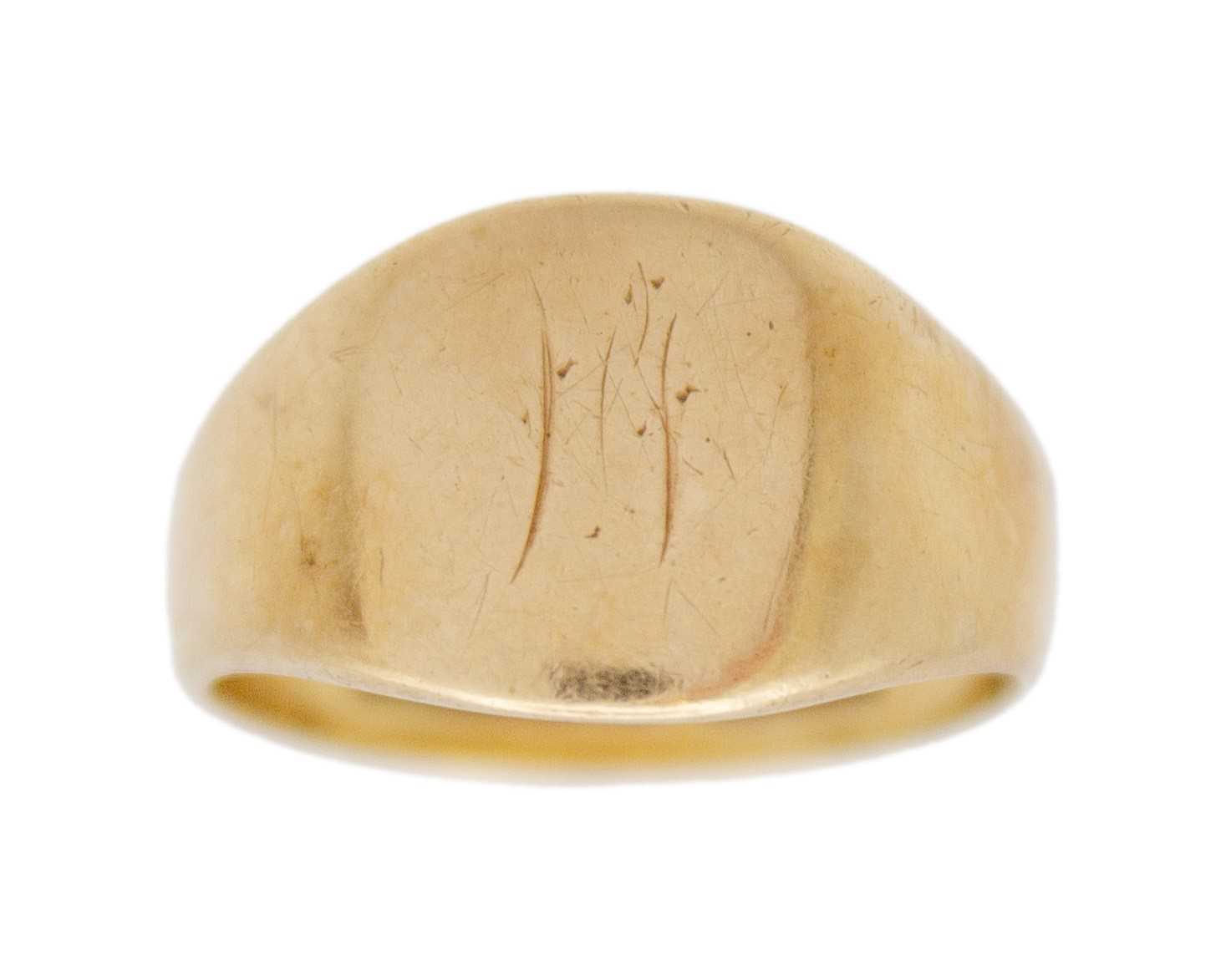 Lot 20 - An 18k hallmarked gold gentleman's signet ring.