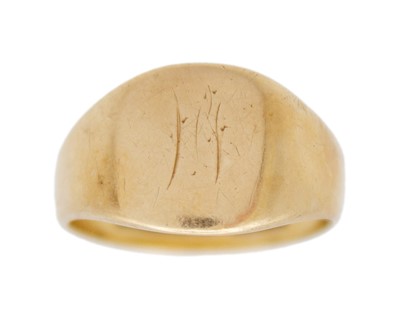 Lot 20 - An 18k hallmarked gold gentleman's signet ring.