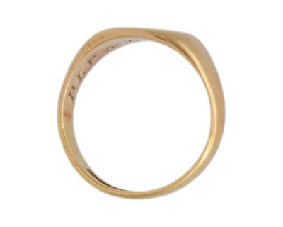 Lot 20 - An 18k hallmarked gold gentleman's signet ring.