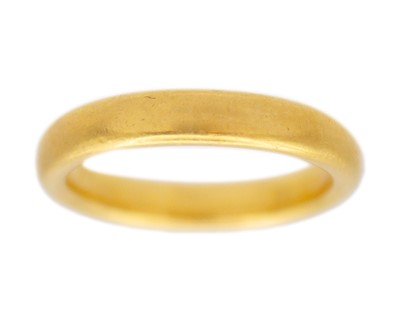 Lot 26 - A 22k hallmarked gold band ring.