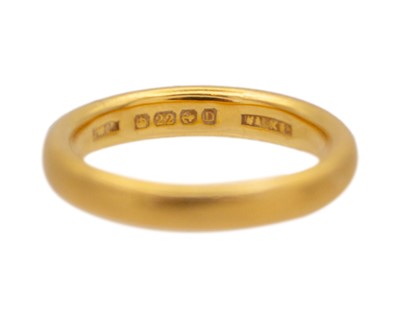 Lot 26 - A 22k hallmarked gold band ring.