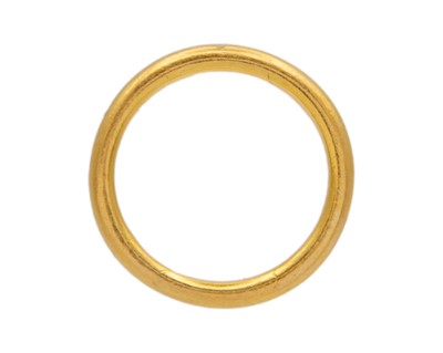 Lot 26 - A 22k hallmarked gold band ring.