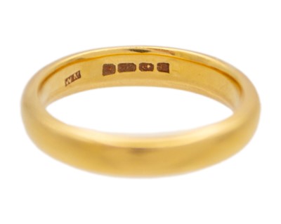 Lot 36 - A heavy 22k hallmarked gold band ring.