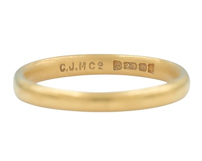Lot 75 - A 22k hallmarked gold band ring.