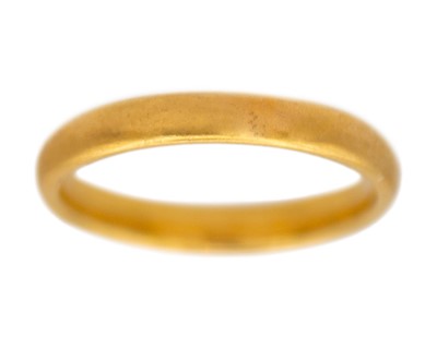 Lot 97 - A 22k hallmarked gold band ring.