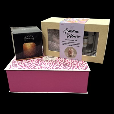 Lot 149 - A Vince Camuto "Fiori" perfume set, a gemstone...