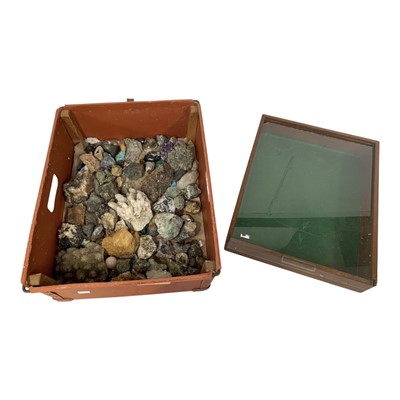 Lot 91 - A collection of assorted mineral and crystal specimens.