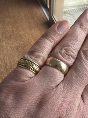 Lot 24 - A Good George IV high-purity gold band ring with carved decoration, with inscription dated 1824.