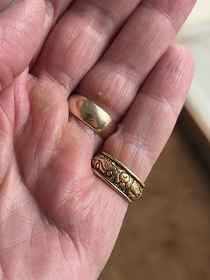 Lot 24 - A Good George IV high-purity gold band ring with carved decoration, with inscription dated 1824.