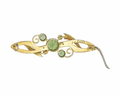 Lot 67 - An Edwardian 15k peridot and seed pearl set brooch.