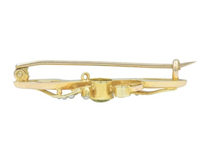 Lot 67 - An Edwardian 15k peridot and seed pearl set brooch.