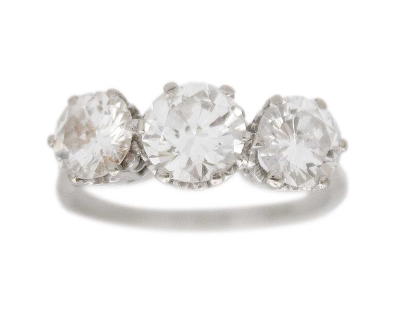 Lot 95 - A good 18k white gold 2.60ct diamond set three-stone ring.