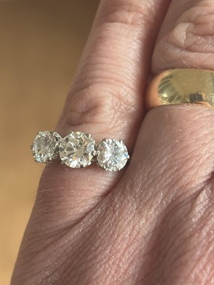Lot 95 - A good 18k white gold 2.60ct diamond set three-stone ring.