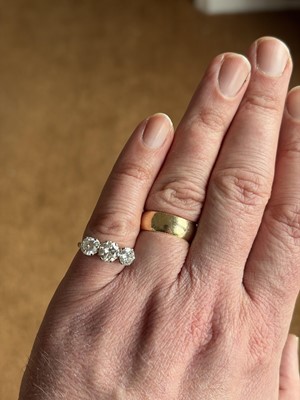 Lot 95 - A good 18k white gold 2.60ct diamond set three-stone ring.