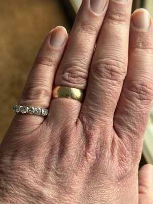 Lot 96 - A good platinum 4.00ct diamond set full eternity ring.