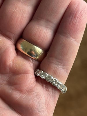 Lot 96 - A good platinum 4.00ct diamond set full eternity ring.