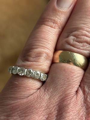 Lot 96 - A good platinum 4.00ct diamond set full eternity ring.