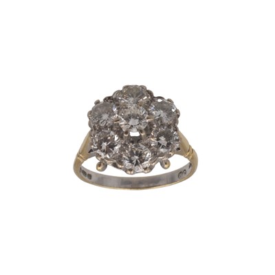 Lot 163 - An attractive and vibrant diamond set 18k daisy cluster ring.