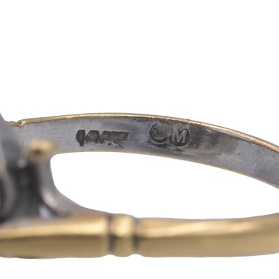 Lot 163 - An attractive and vibrant diamond set 18k daisy cluster ring.