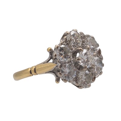 Lot 163 - An attractive and vibrant diamond set 18k daisy cluster ring.