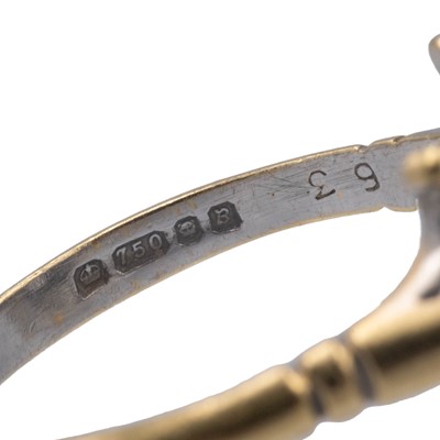 Lot 163 - An attractive and vibrant diamond set 18k daisy cluster ring.