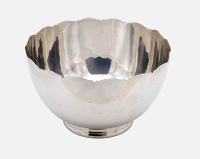Lot 144 - An Irish silver bowl by Royal Irish Silver Co.