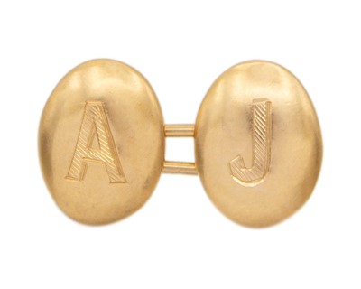 Lot 109 - A 15k Edwardian oval cuff link engraved with initials.