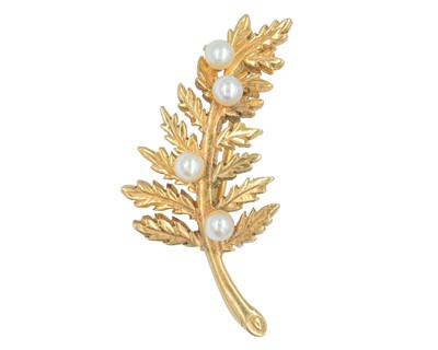 Lot 84 - A 9k hallmarked gold pearl set, fern leaf design brooch by Cropp & Farr.