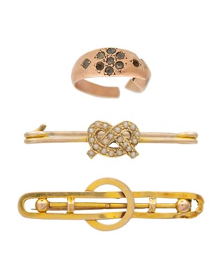 Lot 214 - Three 9k jewels.
