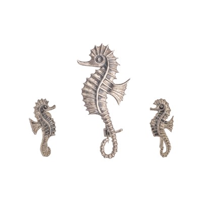 Lot 147 - GEOFFREY G. BELLAMY FOR GEORGE TARRANT - A silver seahorse brooch and pair of earrings.