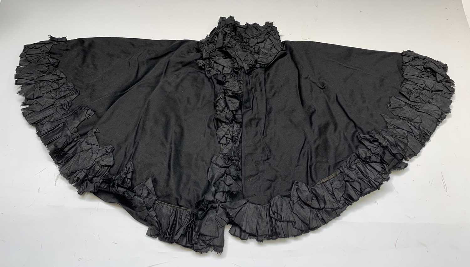 Lot 2827 - Ladies Victorian mourning clothing. To include...