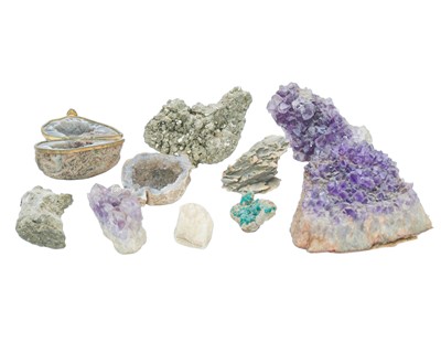 Lot 19 - A quartz crystal geode box.