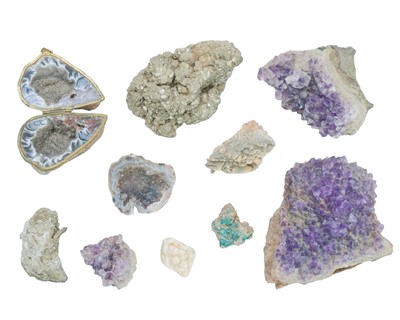 Lot 19 - A quartz crystal geode box.