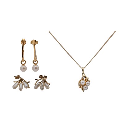 Lot 184 - A selection of cultured pearl set gold jewels.