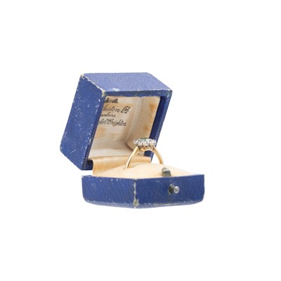 Lot 128 - An attractive early 20th-century emerald and diamond cluster ring, set in 18k gold.