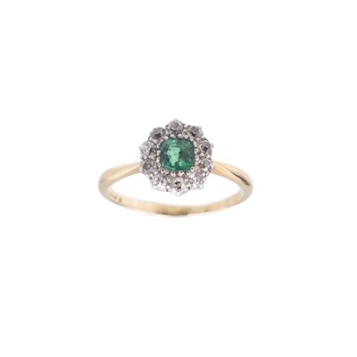 Lot 128 - An attractive early 20th-century emerald and diamond cluster ring, set in 18k gold.